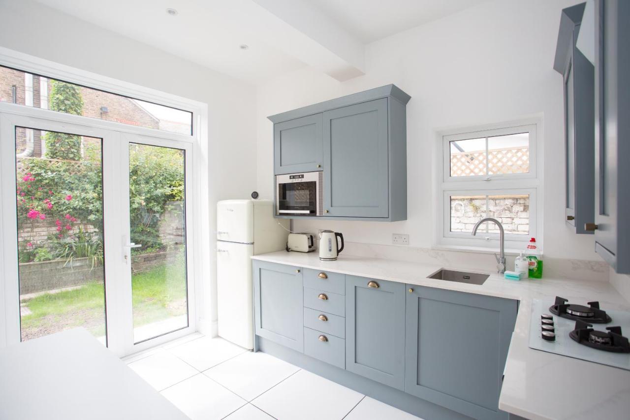 Elegant York House - On A Beach Road, Sleeps 12, With Sea Views Worthing Szoba fotó