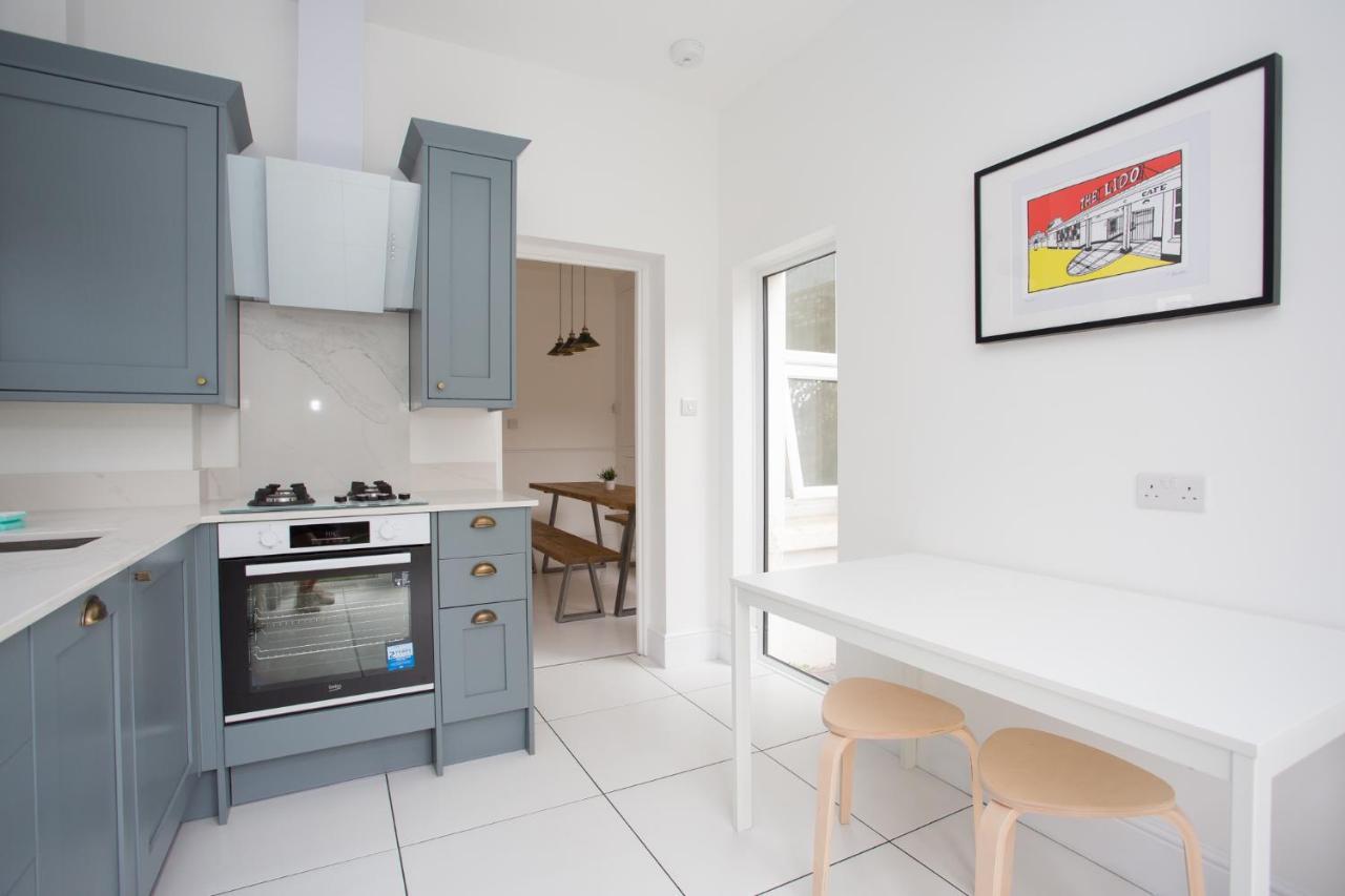 Elegant York House - On A Beach Road, Sleeps 12, With Sea Views Worthing Kültér fotó