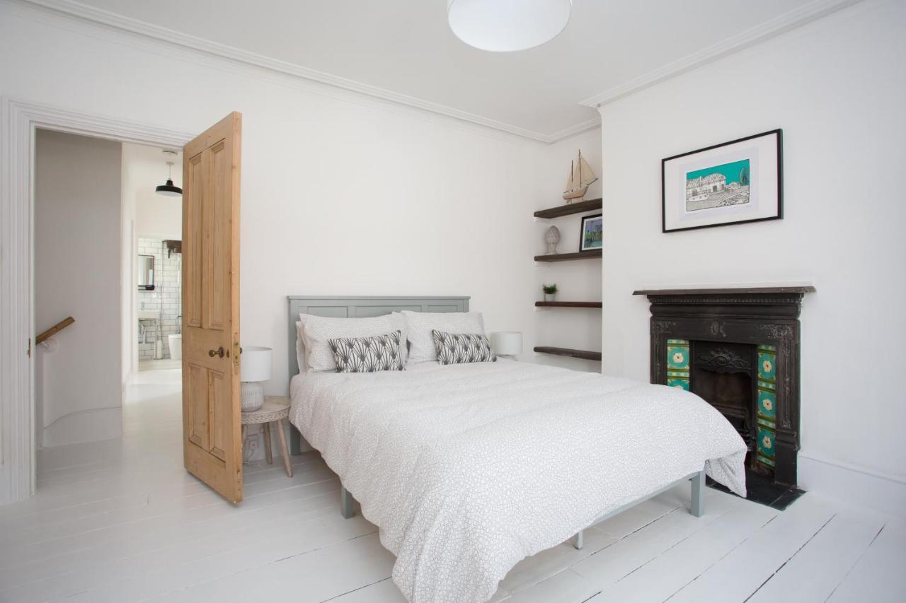 Elegant York House - On A Beach Road, Sleeps 12, With Sea Views Worthing Kültér fotó